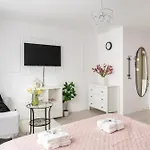 Air-conditioned Gatawaystudio 900m From Station, Parking On Site