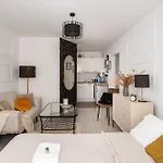 Air-conditioned Gatawaystudio 900m From Station, Parking On Site *