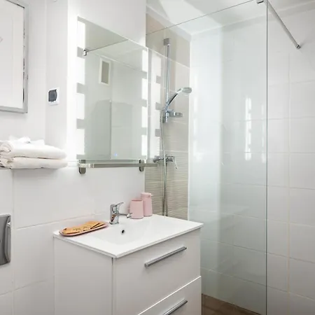 Air-conditioned Gatawaystudio 900m From Station, Parking On Site Apartment *