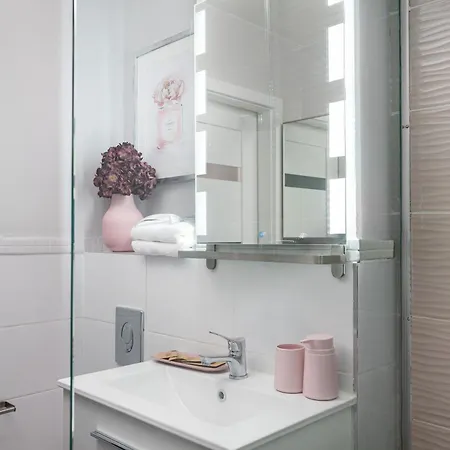 Air-conditioned Gatawaystudio 900m From Station, Parking On Site Apartment *