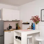 Air-conditioned Gatawaystudio 900m From Station, Parking On Site *