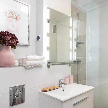 Air-conditioned Gatawaystudio 900m From Station, Parking On Site Appartement Varsovie