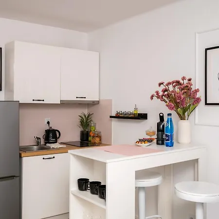 Air-conditioned Gatawaystudio 900m From Station, Parking On Site *