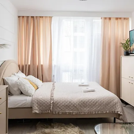 Lägenhet Air-conditioned Gatawaystudio 900m From Station, Parking On Site Warszawa