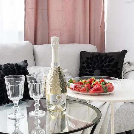 Air-conditioned Gatawaystudio 900m From Station, Parking On Site Lägenhet Warszawa