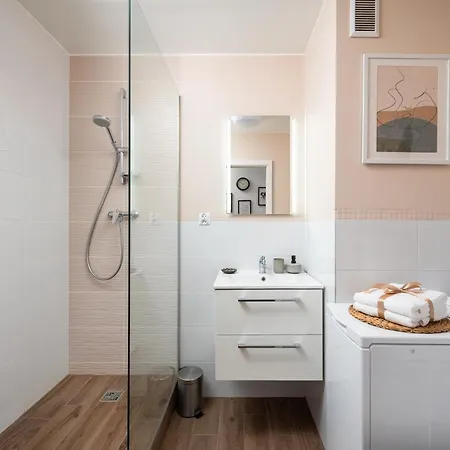 Air-conditioned Gatawaystudio 900m From Station, Parking On Site