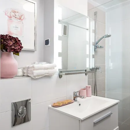 Air-conditioned Gatawaystudio 900m From Station, Parking On Site * Warszawa