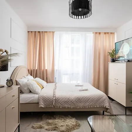 Air-conditioned Gatawaystudio 900m From Station, Parking On Site *