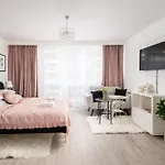 Air-conditioned Gatawaystudio 900m From Station, Parking On Site דירה ורשה