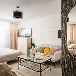 Air-conditioned Gatawaystudio 900m From Station, Parking On Site דירה ורשה